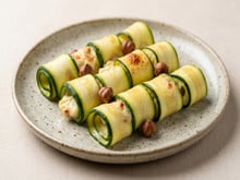 Prêts en 10 minutes et sans allumer le four : ces roulés frais aux courgettes vont voler la vedette à vos apéros d'été
