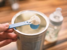 "Je découvre que c’est un asticot" : 110 signalements en 3 ans de découvertes de larves dans du lait infantile