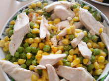Salade de poulet, petits pois et maïs
