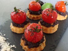 Tomates confites au thym et tapenade sur sablés au parmesan