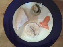 Poularde pochée sauce suprème riz pilaf