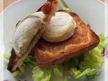 Salade de chèvre chaud au confit d'oignon