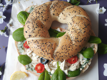 Bagel printanier au roquefort