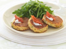 Crabe cake, salade de roquette Boursin cuisine échalotes & ciboulette