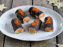 Mini-bûches apéritives au pesto rosso, graines de pavot et œufs de saumon