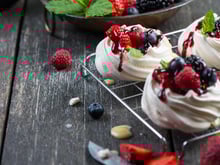 François-Régis Gaudry dévoile les secrets de la Pavlova, ce dessert léger à décliner au fil des saisons