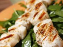 Brochettes de Saint-Jacques, crème de corail épicée et salsa fraîche de fenouil au citron vert