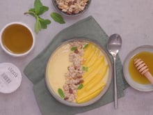 Smoothie bowl à la mangue, granola, skyr siggi's, menthe et miel