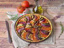 Cette tarte façon tian est la bonne idée pour cuisiner les légumes d’été autrement que dans une ratatouille
