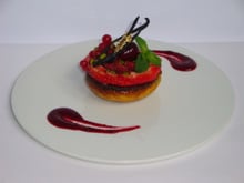 Clafoutis de framboise et pistaches vertes, carpaccio de fraises au sirop d'agave, et fruits rouges