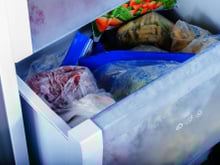 “C’est un espace qui est assez compliqué à inventorier”: une experte de l’organisation nous livre ses conseils pour ranger son congélateur efficacement