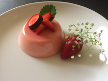 Mousse aux fraises dans sa corolle