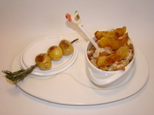 Cocotte de poulet aux pommes caramélisées, brochette de grenailles au romarin