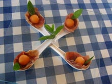 Billes de melon dans un écrin de jambon crû