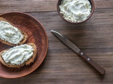 Fromages frais : comment éviter ceux trop gras ou trop salés ? Une diététicienne répond