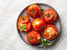 “L’avantage, c’est qu’on peut la faire comme on veut” : Cyril Lignac partage ses astuces pour faire des tomates farcies bien goûteuses