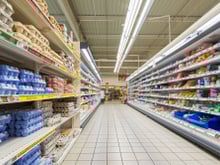 On sait enfin à quoi sert la barre au bas des rayons de supermarché