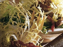 Salade de foies de volaille et lardons et sa sauce vinaigrette