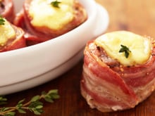 Petits roulés de filet de porc et lard fumé