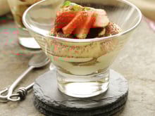 Tiramisu aux fraises et aux biscuits roses