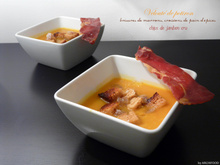 Velouté de potiron, brisures de marrons, croûtons de pain d'épice et chips de jambon