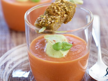 Gaspacho léger de tomates et île flottante à l'avocat accompagné de son pain d'épices curry-sésame
