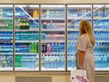 Toutes les eaux aromatisées ne sont pas faibles en sucre : une diététicienne lance un avertissement !