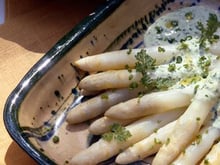Asperges en sauce aux herbes aromatiques et au poivre vert