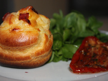 Petits choux crème de chèvre tomates marinées et basilic, pépites de lardons