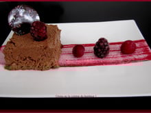 Marquise chocolat et coulis fruits rouges
