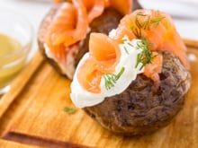 “Validée à 100% par toute la famille !” : testez cette recette de pommes de terre farcies que le lecteurs de 750g vous recommandent !