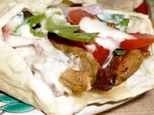 Sandwich au chawarma roulé dans son pain libanais cuit à la plancha