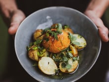 Salade de pomme de terre, œuf mollet frit et vinaigrette au citron confit