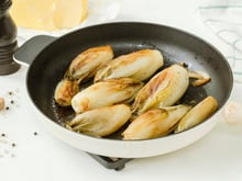 “Le meilleur moyen, c’est…” : ce chef dévoile son astuce pour enfin aimer les endives !