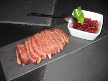 Magret de canard à la fleur de sel et sa compotée de gariguettes au basilic
