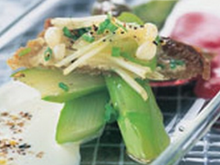 Crostinis d'asperges au chèvre et betterave sur baguette de campagne grillée