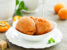 Sorbet à l'abricot sans sorbetière : l'astuce magique à 3 ingrédients pour un résultat ultra-onctueux