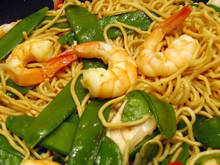 Wok de nouilles chinoises aux crevettes et aux légumes