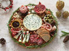 Plateau de fromage et de charcuterie à la Fourme d’Ambert AOP, comme une couronne de Noël