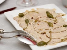 Connaissez-vous le vitello tonnato, ce plat italien qui mélange veau et thon complètement incroyable ? Voici comment réaliser