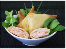 Samoussas au saumon, truite fumée et ciboulette