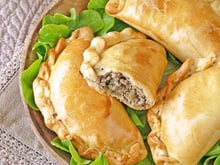 Empanadas à l'agneau, aubergine & moutarde