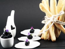 Tapenade sucrée d'olive noire et grissini au citron