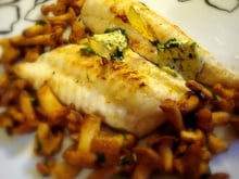 Filets de sole aux girolles et gingembre croustillant