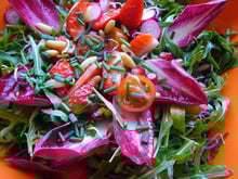 Salade fraîcheur aux fraises et à la grenade