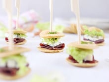 Minis sandwichs de pancake à la Fourme d'Ambert