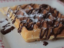 Gaufres et leur sauce au chocolat