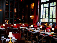 Ce chef triplement étoilé et MOF prend la tête d'une adresse historique parisienne pour y proposer une cuisine généreuse et sans chichi