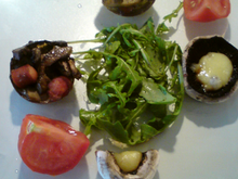 Cake salé, champignons au fromage et roquette