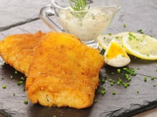 “Quand vous allez déguster… c’est du bonheur” : Philippe Etchebest livre une recette de poisson pané revisité à tester sans attendre